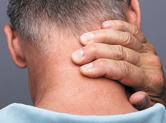 kramp in nek door stress symptomen