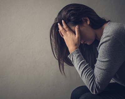 Vrouw vraagt zich af wat zijn wegrakingen door stress symptomen.