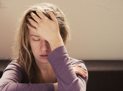 Vrouw heeft last van psychische wegrakingen bij stress.