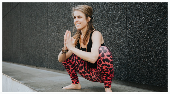 vrouw geeft yogalessen voor herstel van chronische stress